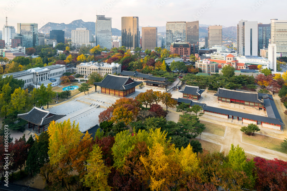 Fototapeta premium Landscape of Deoksugung Palace on autumn season in Seoul, South Korea. 