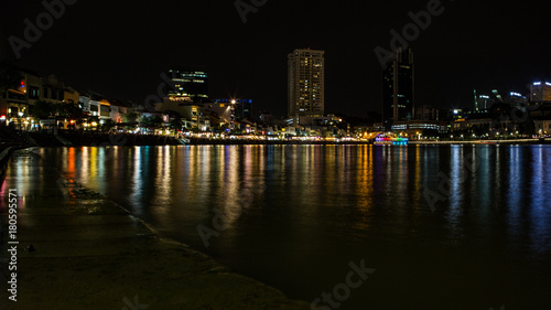 Singapur River by night