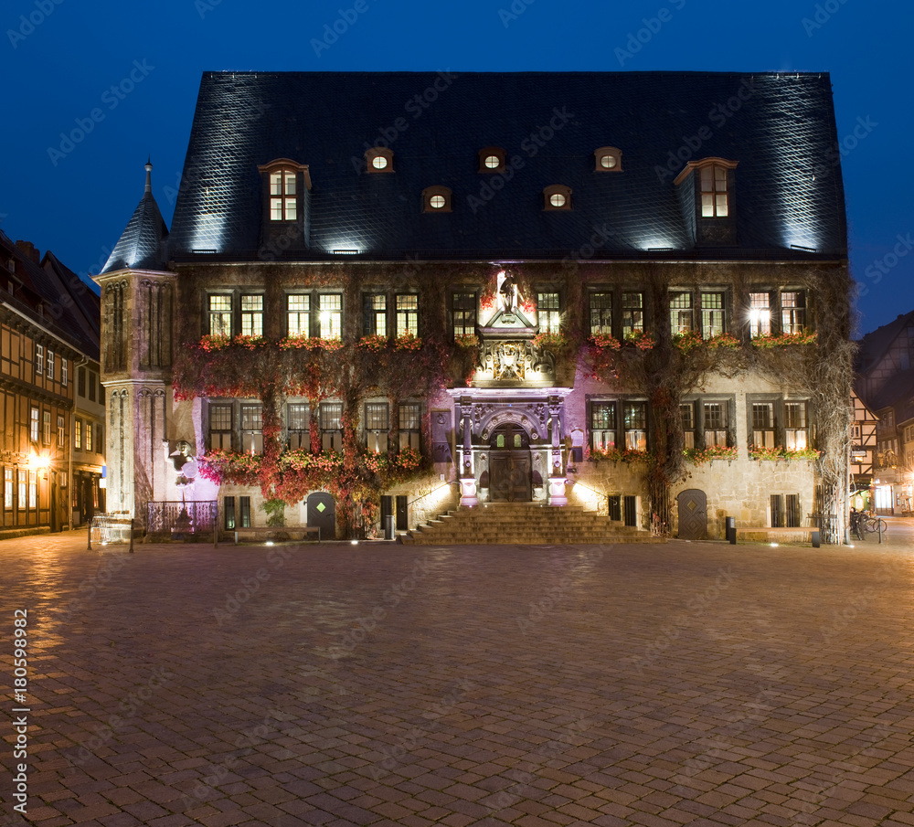 Rathaus in Quedlinburg zur Blauen Stunde (Harz, Deutschland)