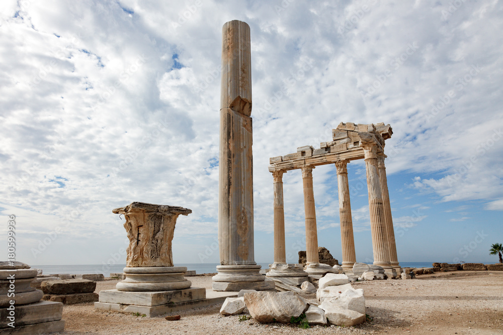 Fototapeta premium Columns of an ancient Greek temple, ruins