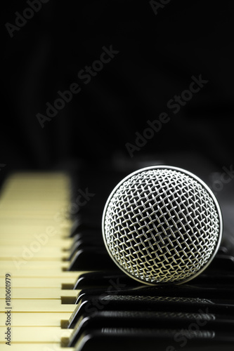 Obraz na płótnie Concept behind the music the microphone and keys
