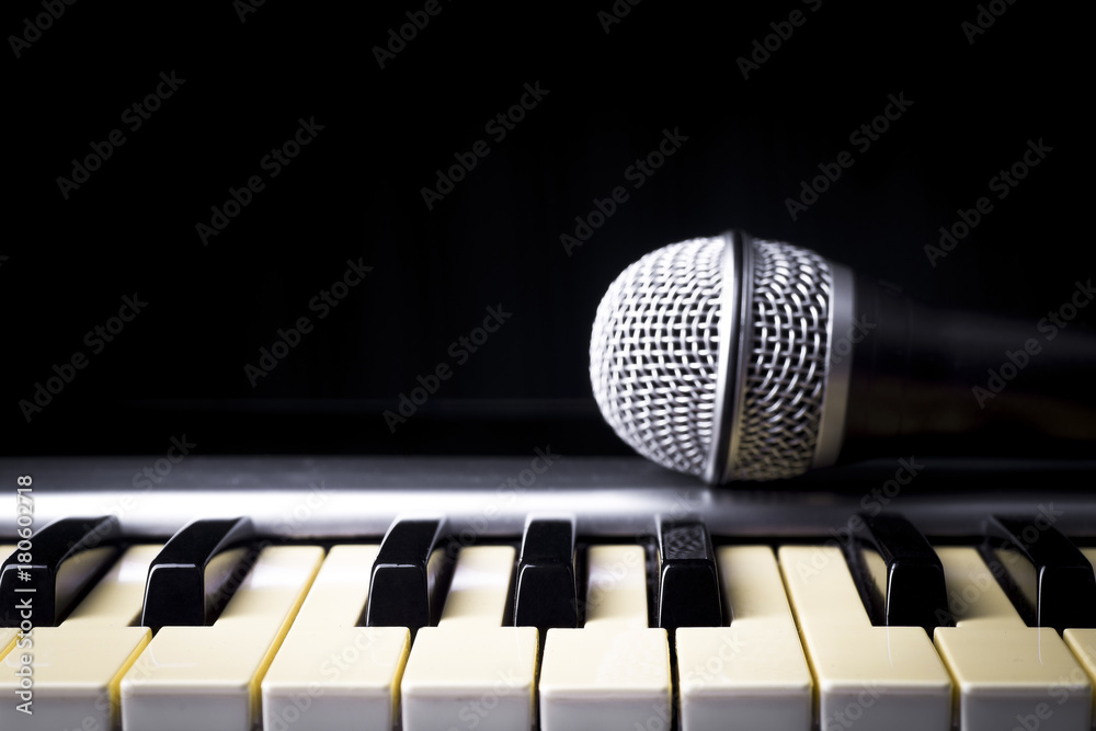 Obraz premium Concept behind the music the microphone and keys