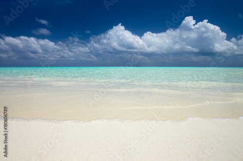 Maldives beach © Pakhnyushchyy