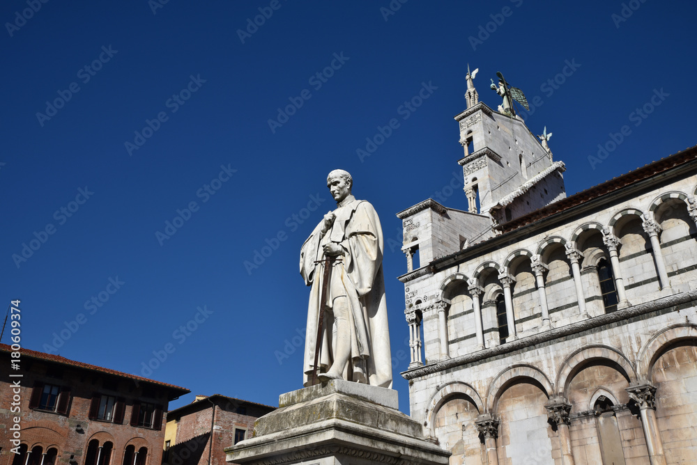 Statue piazza San Michele à Lucca en Toscane, Italie