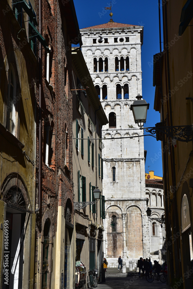 Ruelle et campanile de l'église San Michele à Lucca en Toscane, Italie