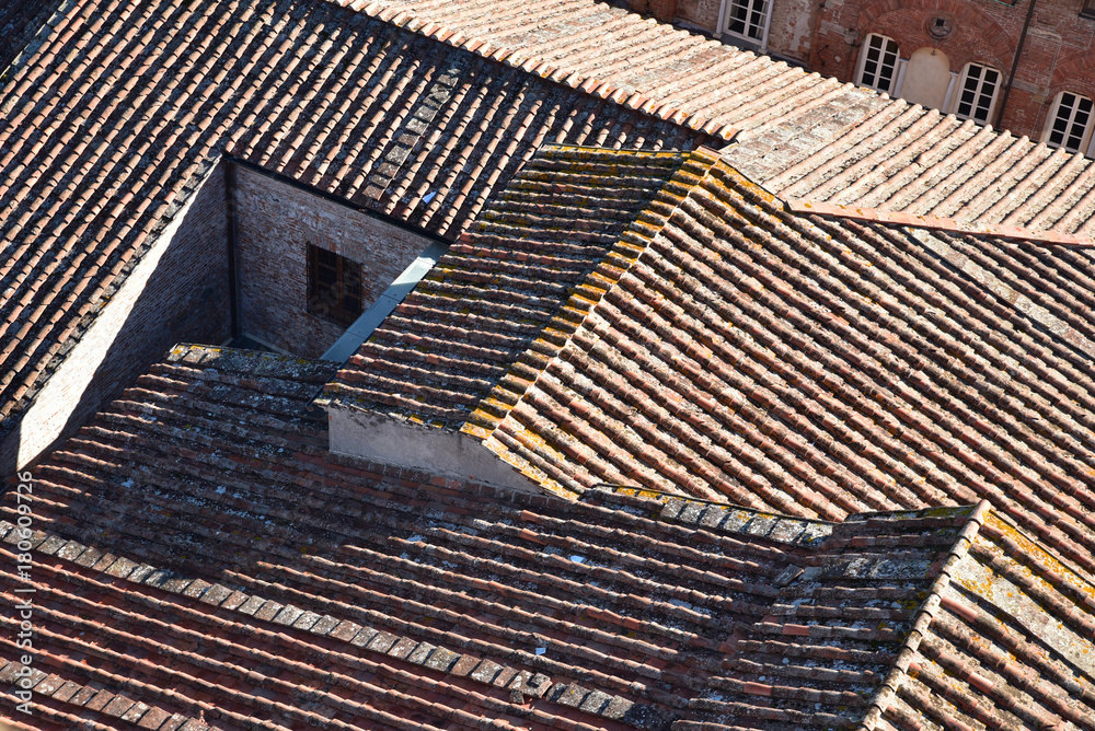 Naklejka premium Toits de tuiles à Lucca en Toscane, Italie