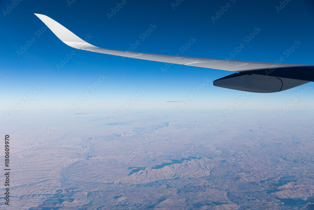 Blick aus dem Flugzeugfenster