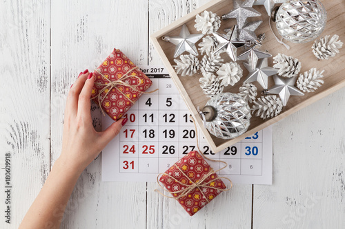 Coming xmas day. Highlighting christmas date on calendar with gift box photo