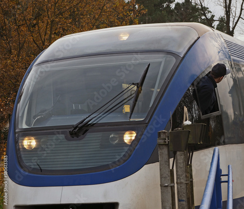 Moderner Triebwagen mit Zugführer