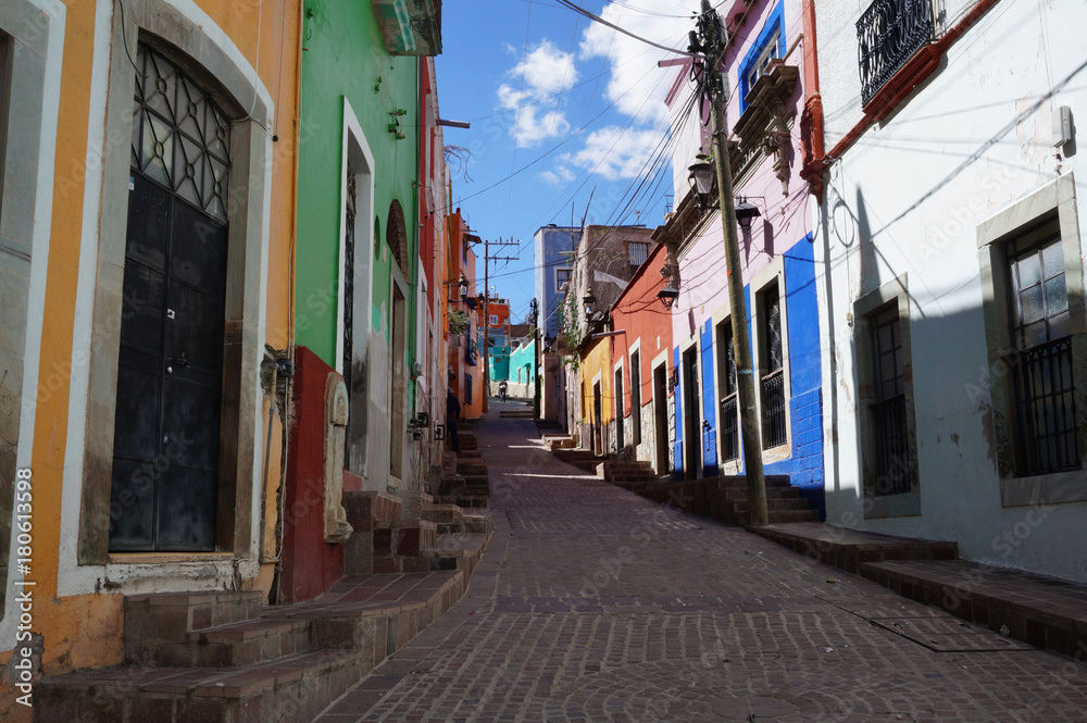 Guanajuato Mexico November 2017, Colonial colourful narrow street in the town's center. - obrazy, fototapety, plakaty 