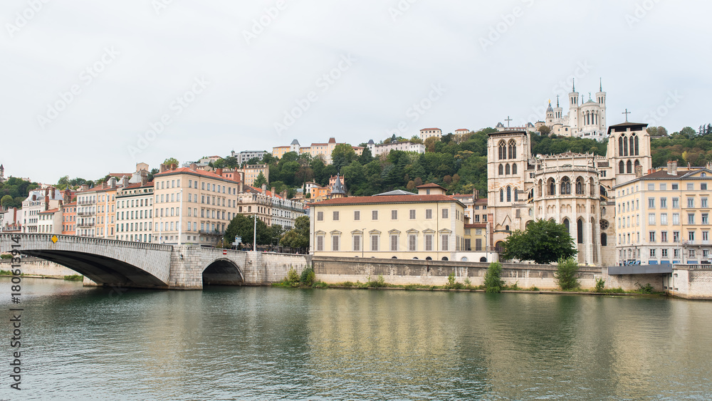 Naklejka premium Vieux-Lyon, colorful houses and footbridge in the center, on the river Saone 
