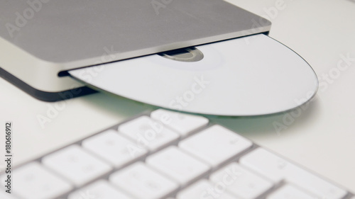 Hand inserts SD laufwerk