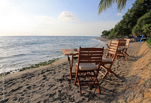 Insel Lombok  Indonesien  Einen Sundowner in einer Bar am Strand geniessen