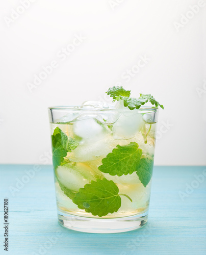 Obraz na płótnie cocktail with mint and ice w salonie