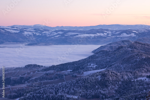blaue stunde am berg im winter