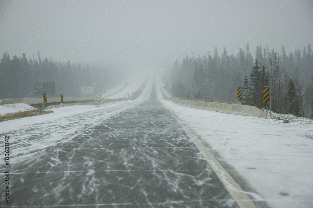 Fototapeta premium Verschneite Straße