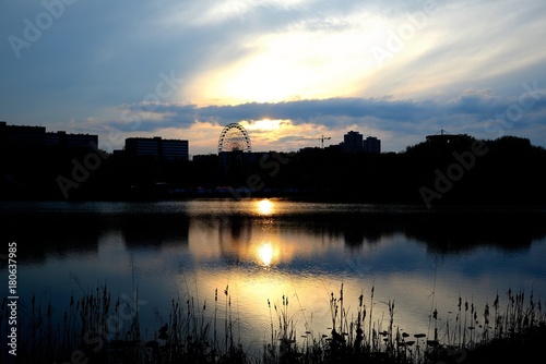 Obraz na płótnie sunset in city water and devil mill w salonie