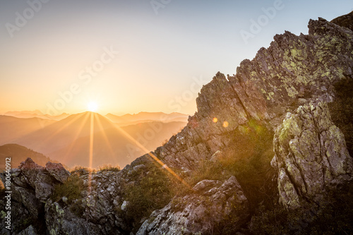 Konstfotografi Sonnenaufgang am Berg mit Felsen im Vordergrund