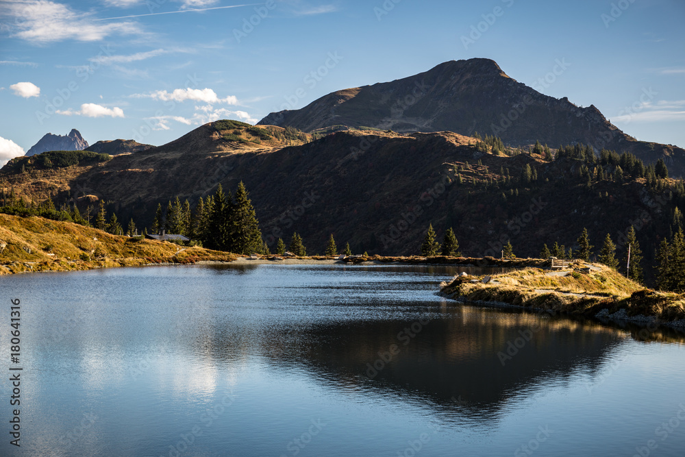Fototapeta Berge spiegeln sich im See mit Ausblick auf die Landschaft