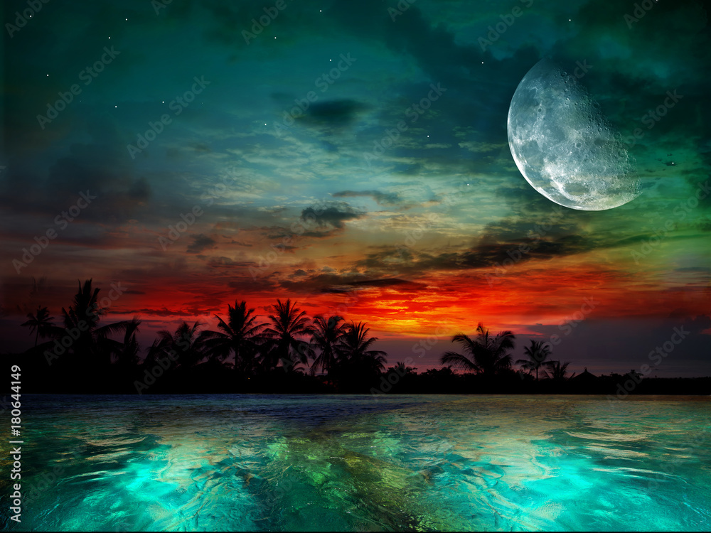 Fototapeta premium Ocean, zachód słońca i księżyc