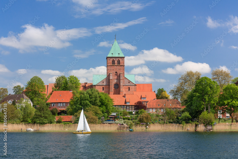 Dominsel Ratzeburg mit Ratzeburger Dom in Schleswig-Holstein