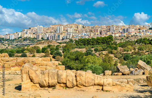 Quadro su tela Fallen statue of Atlas at the Temple of Olympian Zeus in the Valley of Temples n