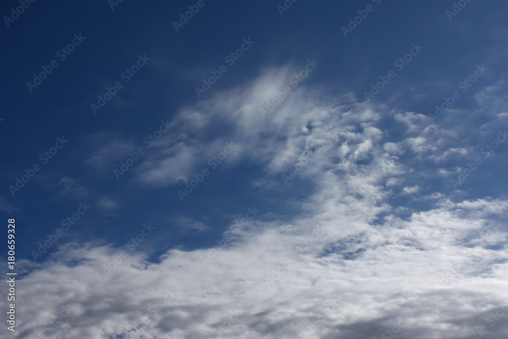 青空と雲「空想・雲のモンスター（首をもたげて現れはじめたモンスターなどのイメージ」 （首をもたげる、頭を上げる、実力を表す、台頭する、頭角を現す、姿が現れはじめるなどのイメージ）