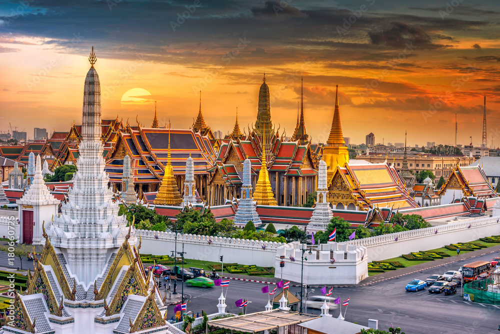 Fototapeta premium Grand Palace i Wat phra Keaw o zachodzie słońca bangkok, Thailand