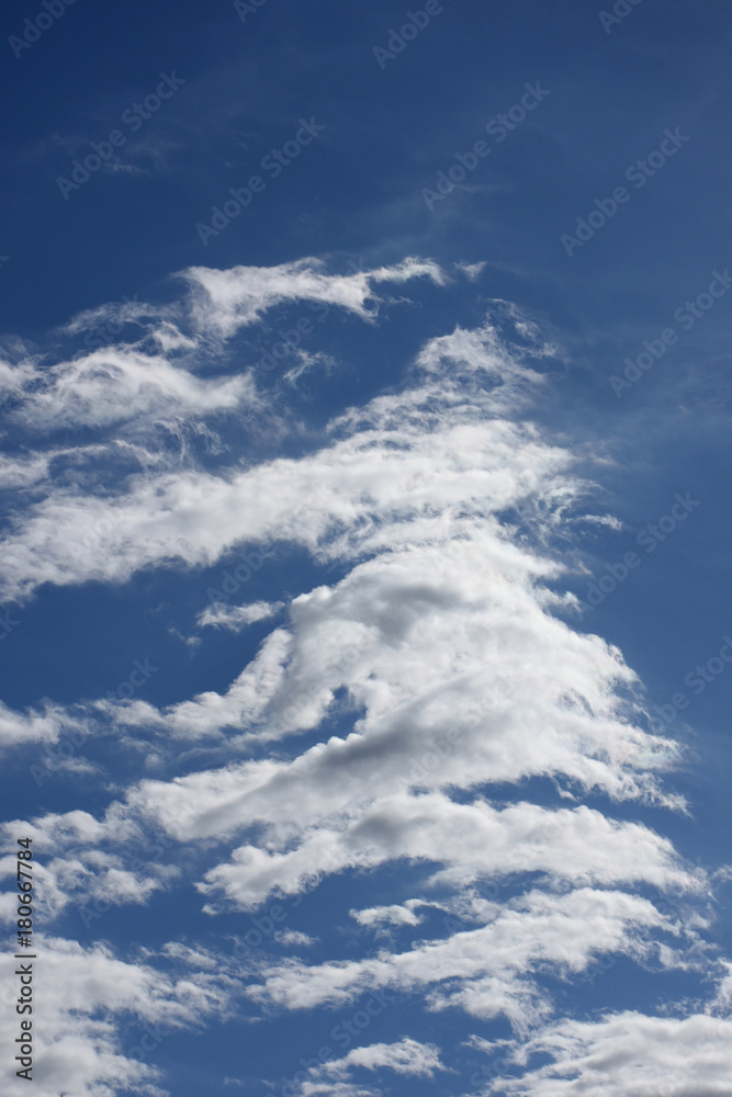 不思議な雲の姿と青空「雲の風景」（段々、積み重ねる、多重、努力の積み重ねなどのイメージ）