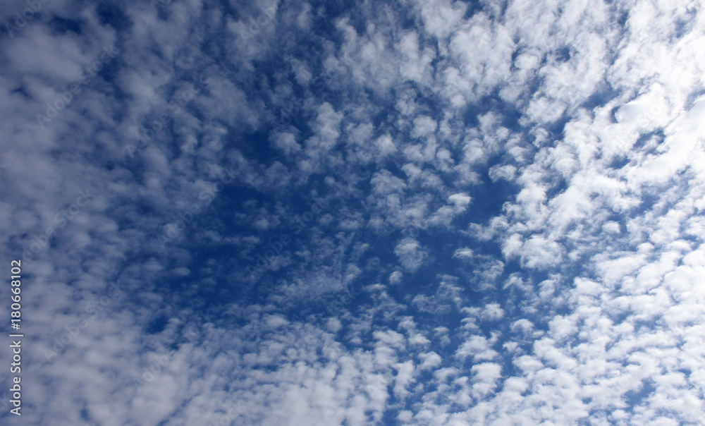 美しい雲の模様と青空「空想・雲のモンスターたち」（無限の、パワーが集まる、集中力などのイメージ）