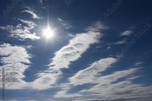 美しく並んだ雲と青空、照りつける太陽（オゾン層、地球温暖化、環境問題などのイメージ）