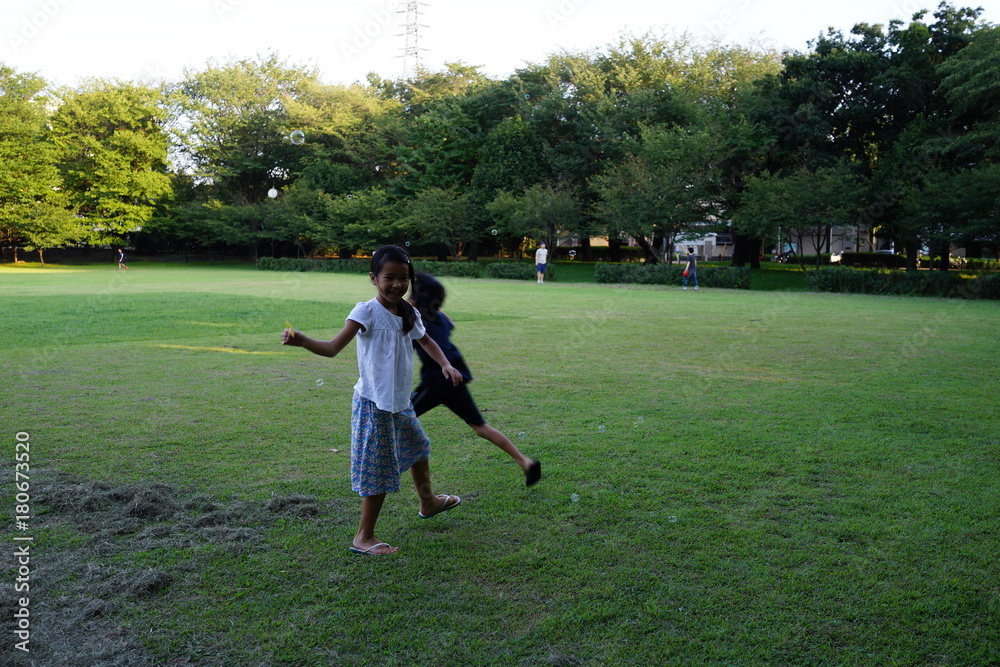 Fototapeta premium シャボン玉を吹く少年 少女 兄弟 夕日 公園 小学生 思い出 子育て