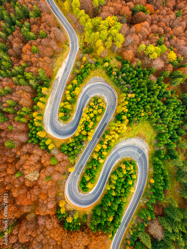 Obraz na płótnie Widok z lotu ptaka drogowej serpentyny