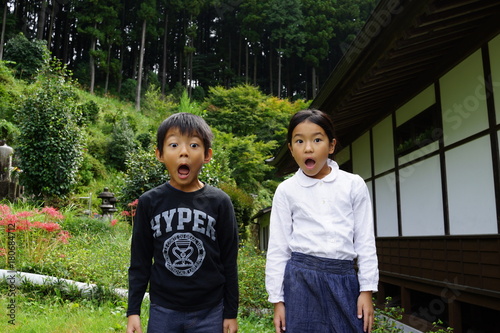 驚く 驚いた表情 子供 アジア人 姉弟 子供達 庭 ユニークな表情 小学生 にらめっこ Foto De Stock Adobe Stock 驚く 驚いた表情 子供 アジア人 姉弟 子供達 庭 ユニークな表情 小学生 にらめっこ Foto De Stock Adobe Stock