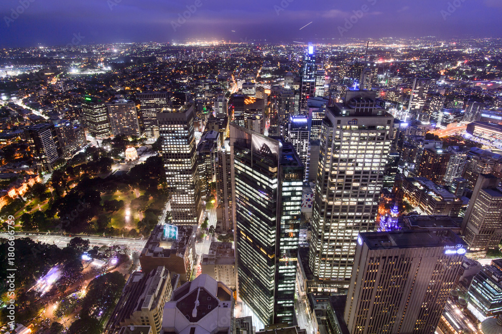 Naklejka premium SYDNEY W AUSTRALII. - 10 października 2017 - widok na Sydney nocą z wieży Sydney