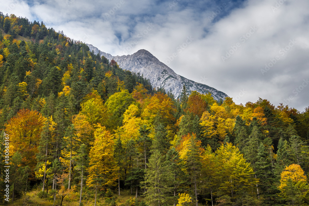 Obraz premium Österreich - Tirol - Herbst im großen Ahornboden