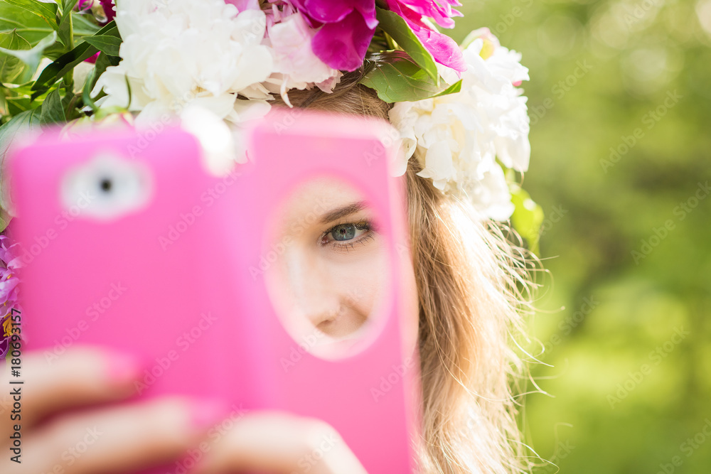 Obraz premium Beautiful girl makes a selfie. Frame from pink phone case