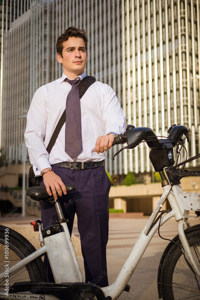 Obraz premium Young buinessman riding to work in the city
