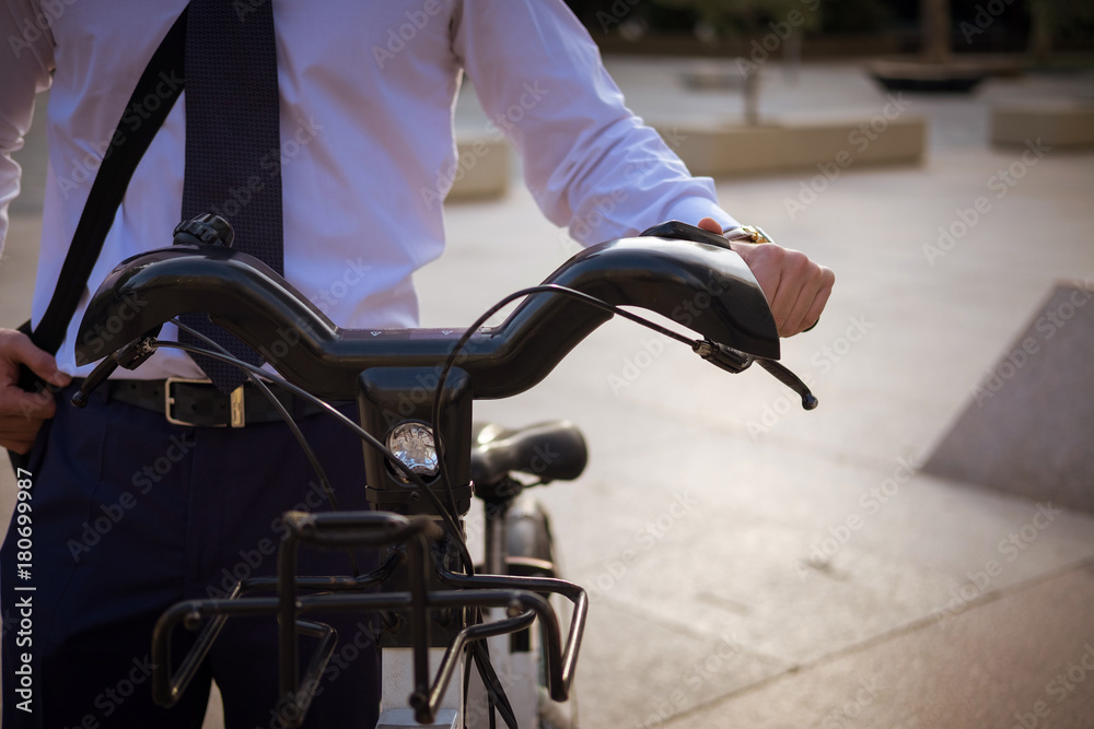 Obraz premium Young buinessman riding to work in the city