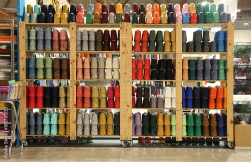 фотографія shelf of haberdashery with lots of threads and wadding