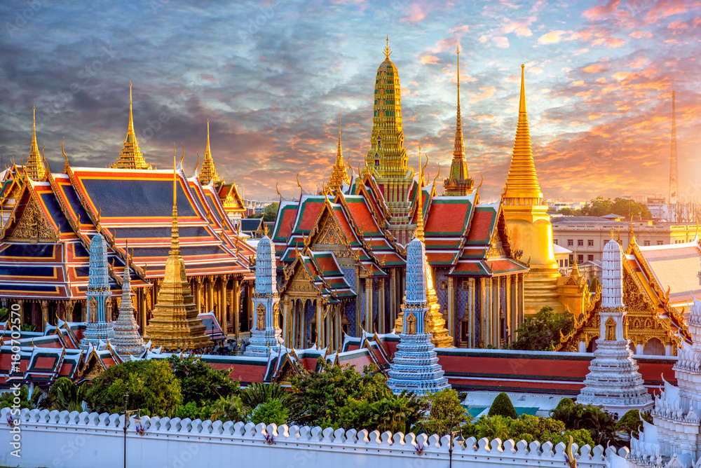 Naklejka premium Grand Palace i Wat Phra Keaw o zachodzie słońca w Bangkoku w Tajlandii