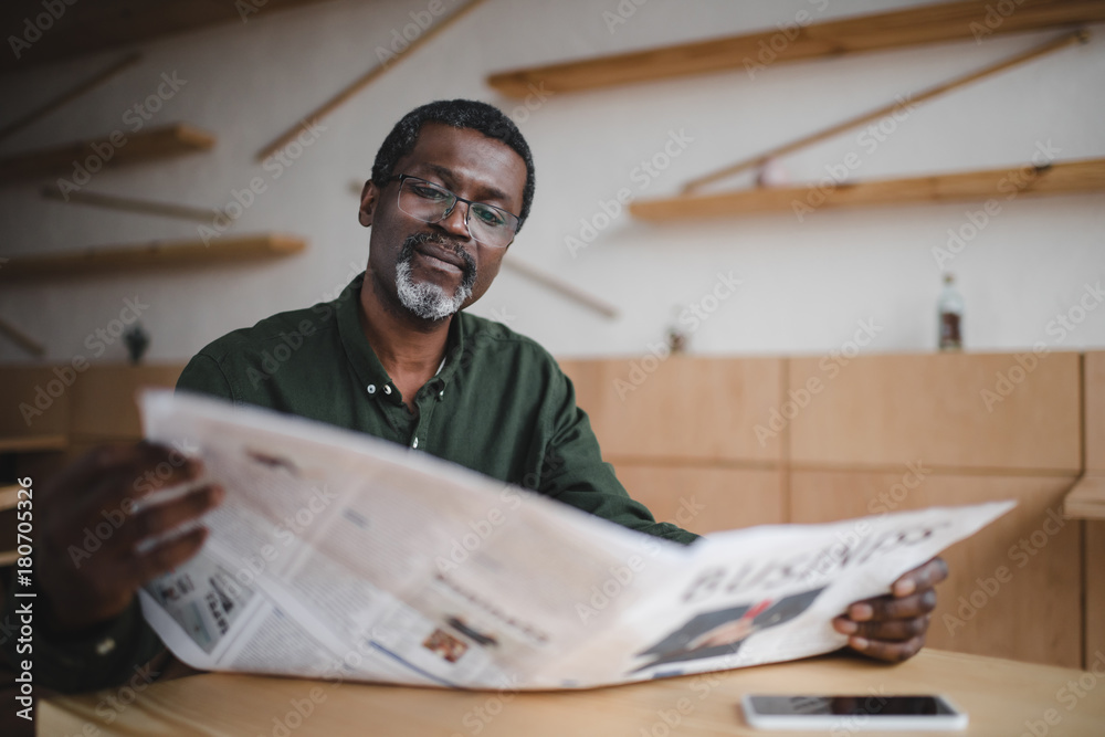 © LIGHTFIELD STUDIOS - businessman reading newspaper © LIGHTFIELD STUDIOS - businessman reading newspaper
