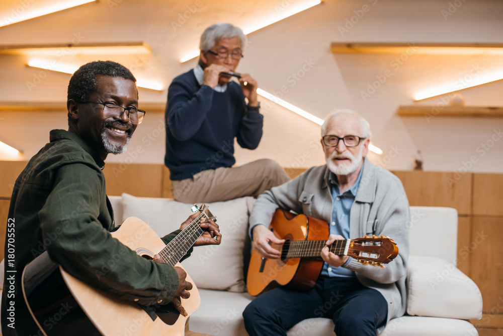 © LIGHTFIELD STUDIOS - senior friends playing music © LIGHTFIELD STUDIOS - senior friends playing music