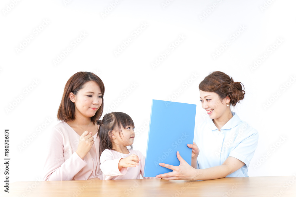 病院で診察を受ける子どもとお母さん 病院で診察を受ける子どもとお母さん
