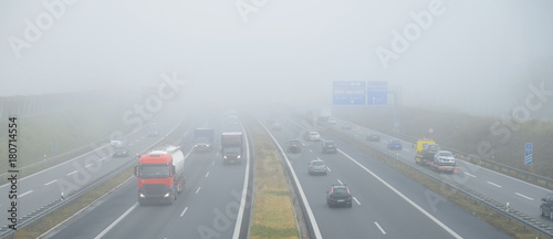 Schlechte Sicht durch Nebel auf der Autobahn 