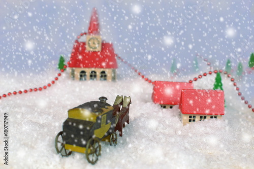 altes holzspielzeug in einer schneelandschaft