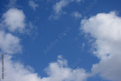 青空と雲と天空を飛ぶ飛行機「空想・雲のモンスターたち」（脚光を浴びる、話題になる、中心になる、注目を集める、未来などのイメージ）