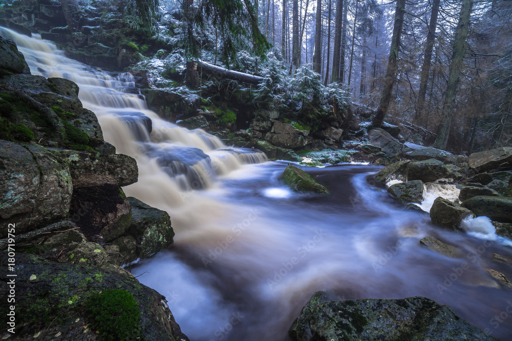 Fototapeta premium Oderteich Wasserfall in Schnee