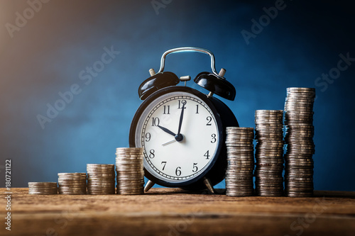 Tableau sur toile business financial loan refinance ideas concept with coins stack and alarmclock