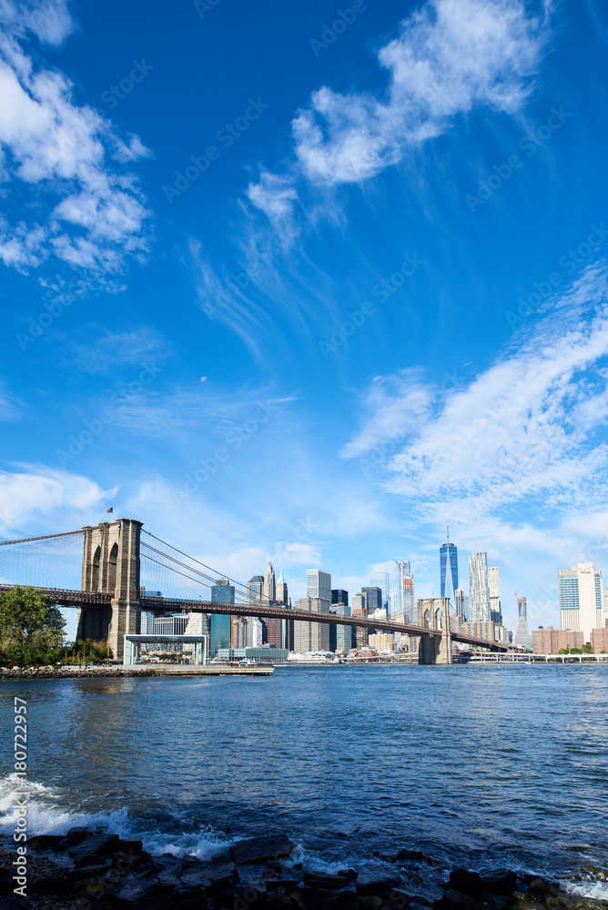 Naklejka premium Lower Manhattan and Brooklyn bridge seen from Brooklyn Bridge park in Brooklyn, New York.